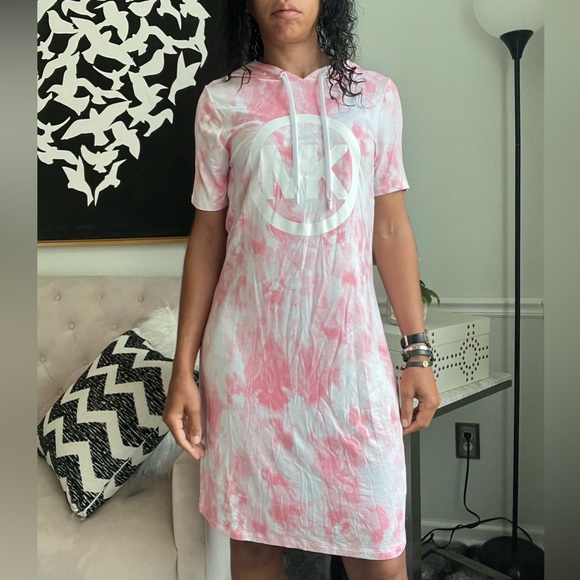 Michael Kors Pink & White Monogram Tie Dye Hooded Short Sleeve Dress - Picture 2 of 16